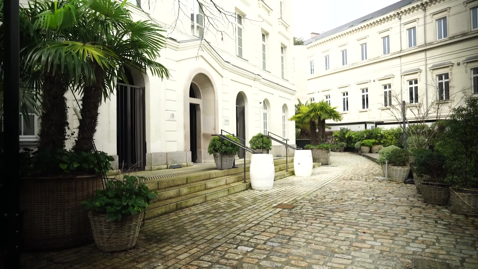 Cour et entrée de la salle Joséphine B à Nantes
